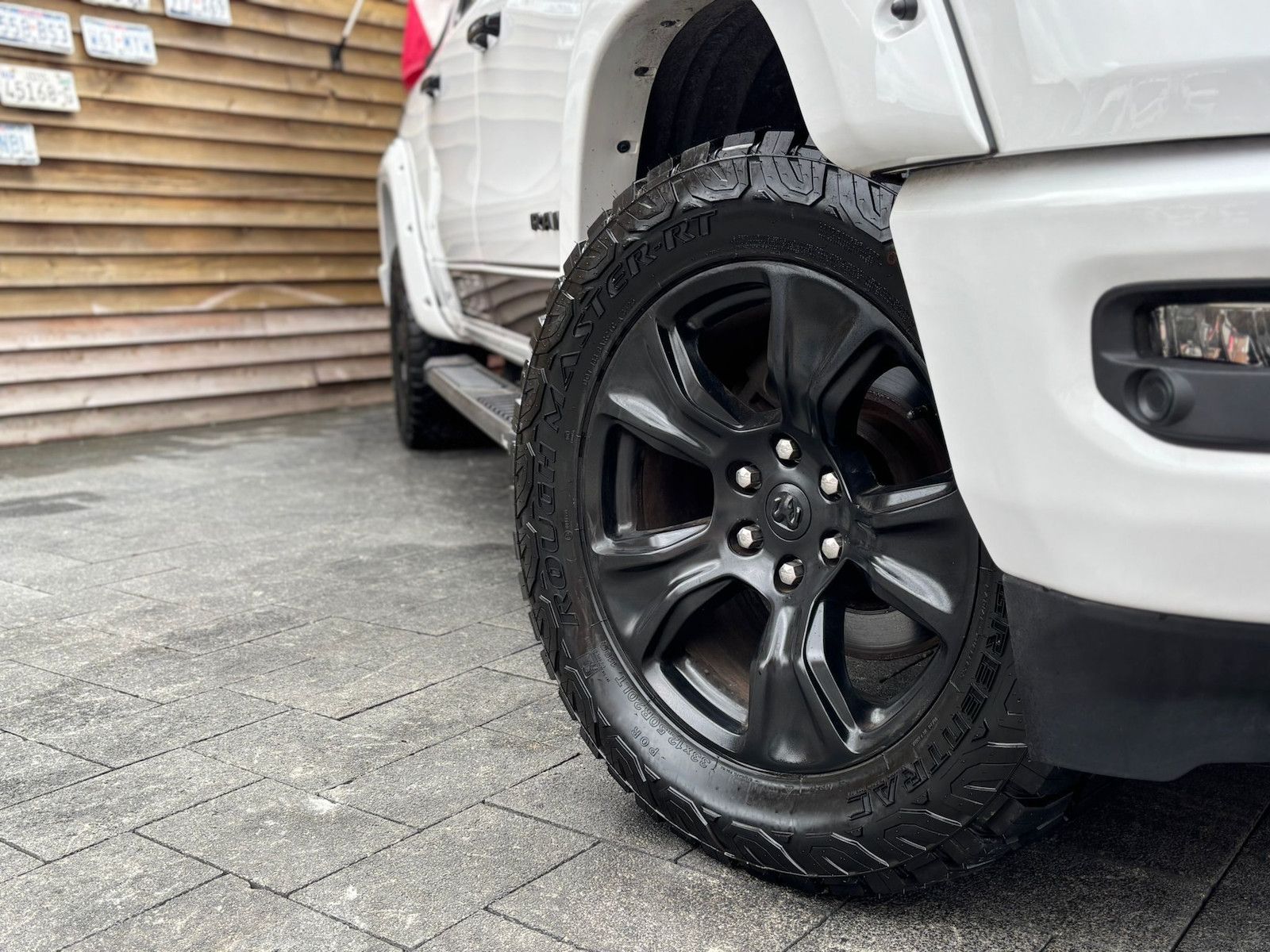 Dodge RAM 1500 Laramie 5,7L 4x4 AHK LPG12´´ Navi Bügel