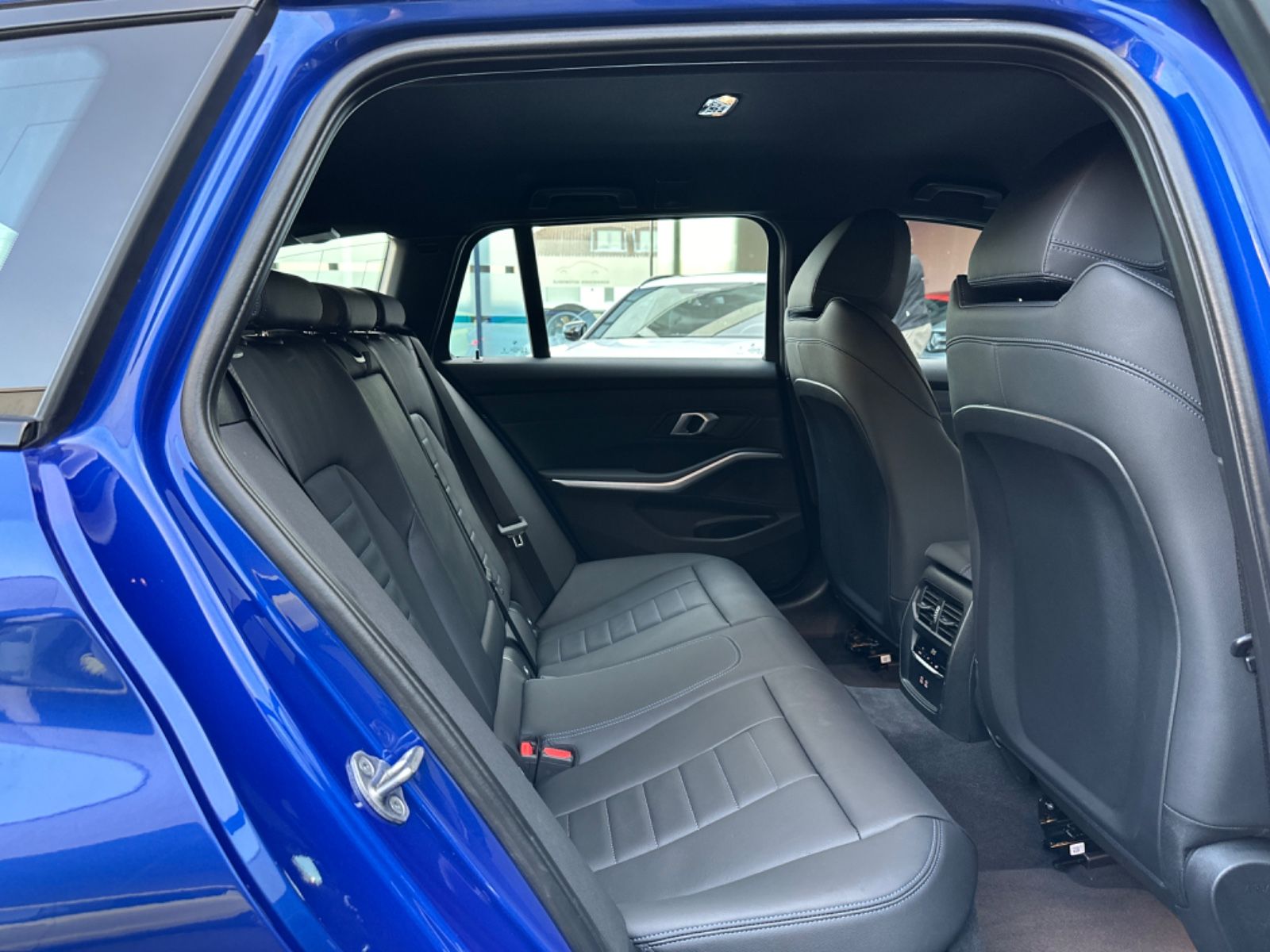 BMW 330 e xDrive Touring M Sport - Samsaru's Car Outlet