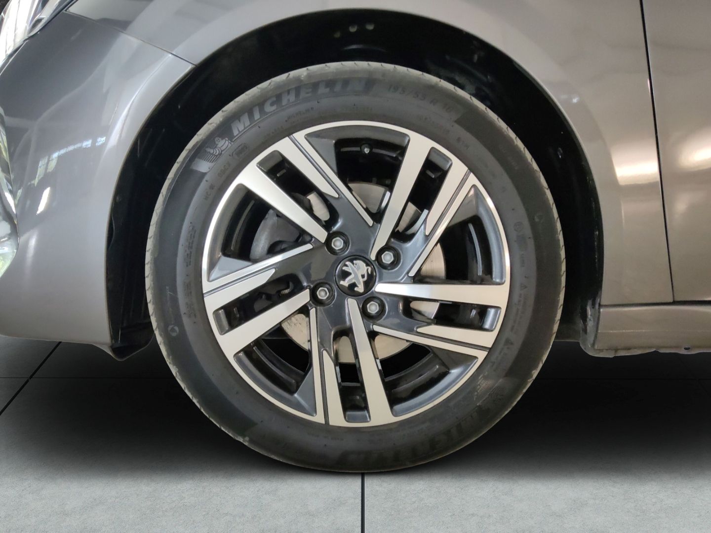 Peugeot 208 1.2 PureTech 100 Allure Automatik - Samsaru's Car Outlet