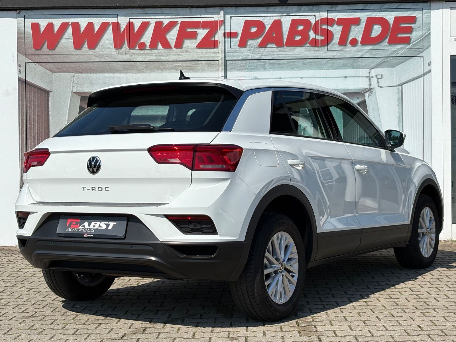 Volkswagen T-Roc - Samsaru's Car Outlet