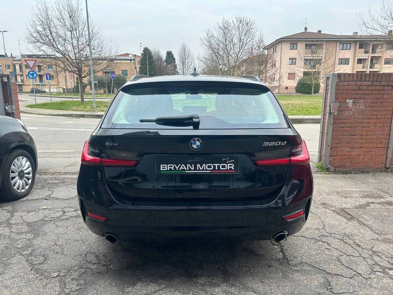 BMW 320 320d xDrive Touring Business - Samsaru's Car Outlet