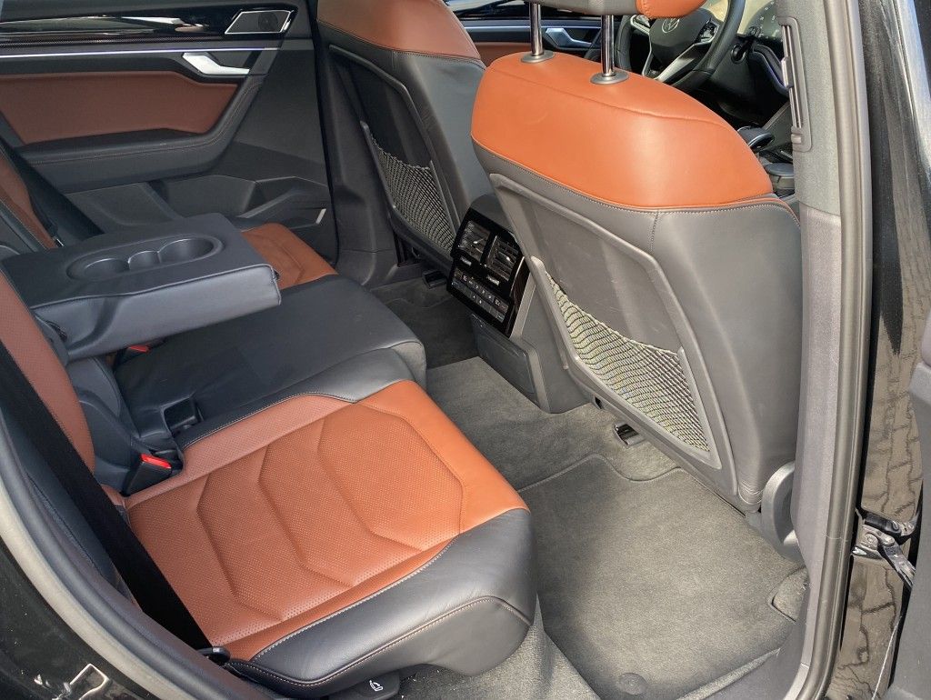 Volkswagen Touareg 3.0 TDI 4Motion R-Line - Samsaru's Car Outlet