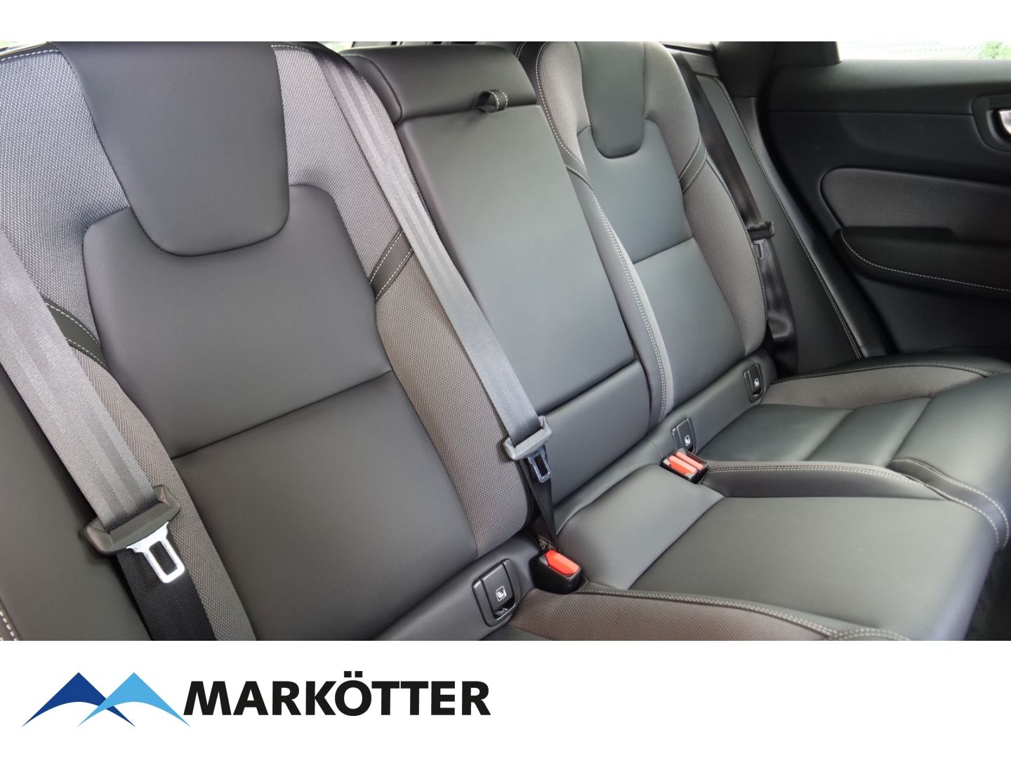 Volvo XC60 Plus Black Edition Plug-In Hybrid AWD T6 - Samsaru's Car Outlet