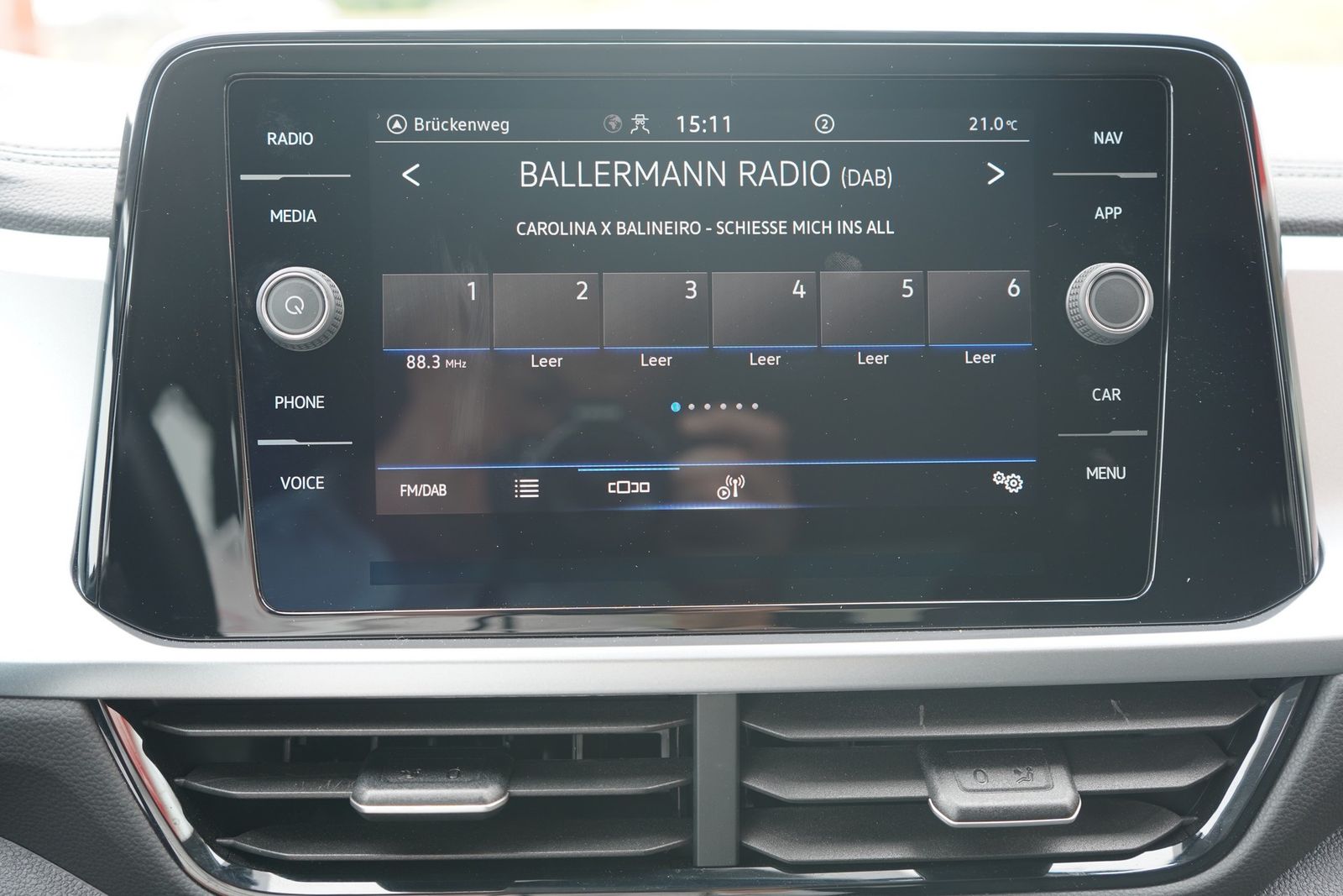 Volkswagen T-Roc 1.0 TSI Life - Samsaru's Car Outlet