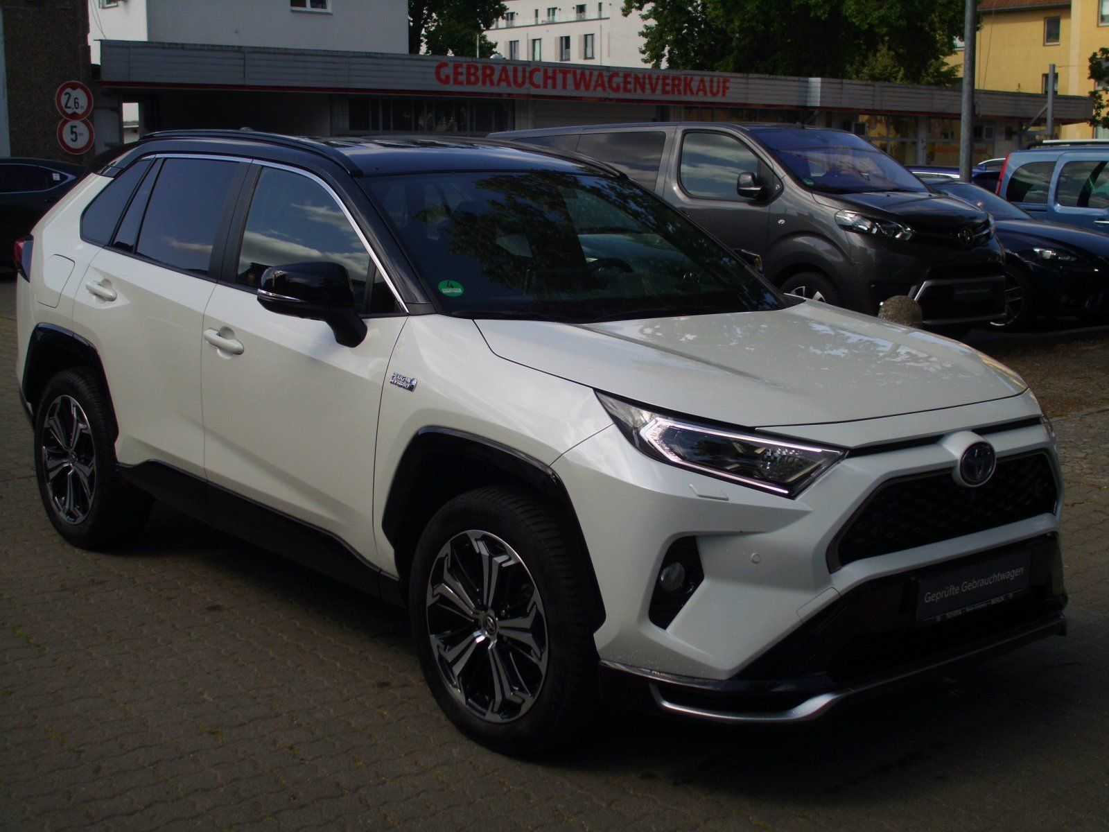 Toyota RAV 4 Plug-in Hybrid 4x4 - Samsaru's Car Outlet