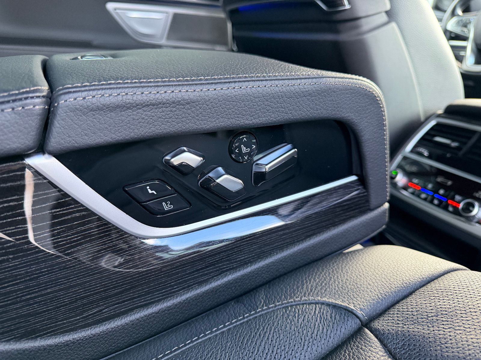 BMW 750ixDrive M-SPORT/MASSAGE/AHK/NIGHTV./LASER/H&K