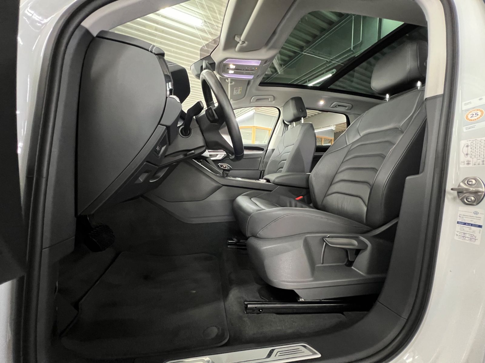 Volkswagen Touareg 3.0 TSI Elegance 4Motion eHybrid - Samsaru's Car Outlet