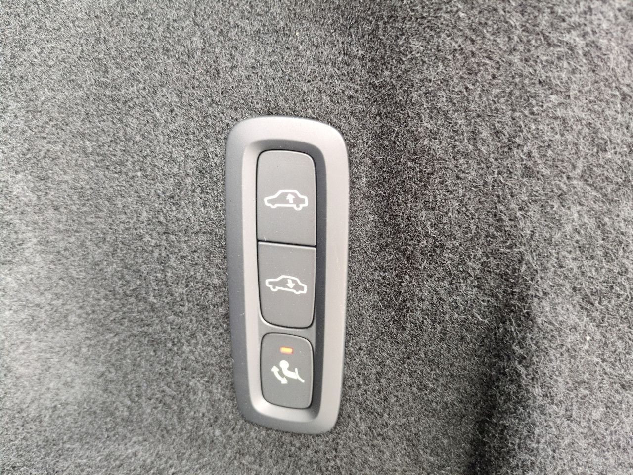 Volvo XC60 T8 Recharge Ultra Dark Plug-In Hybrid AWD