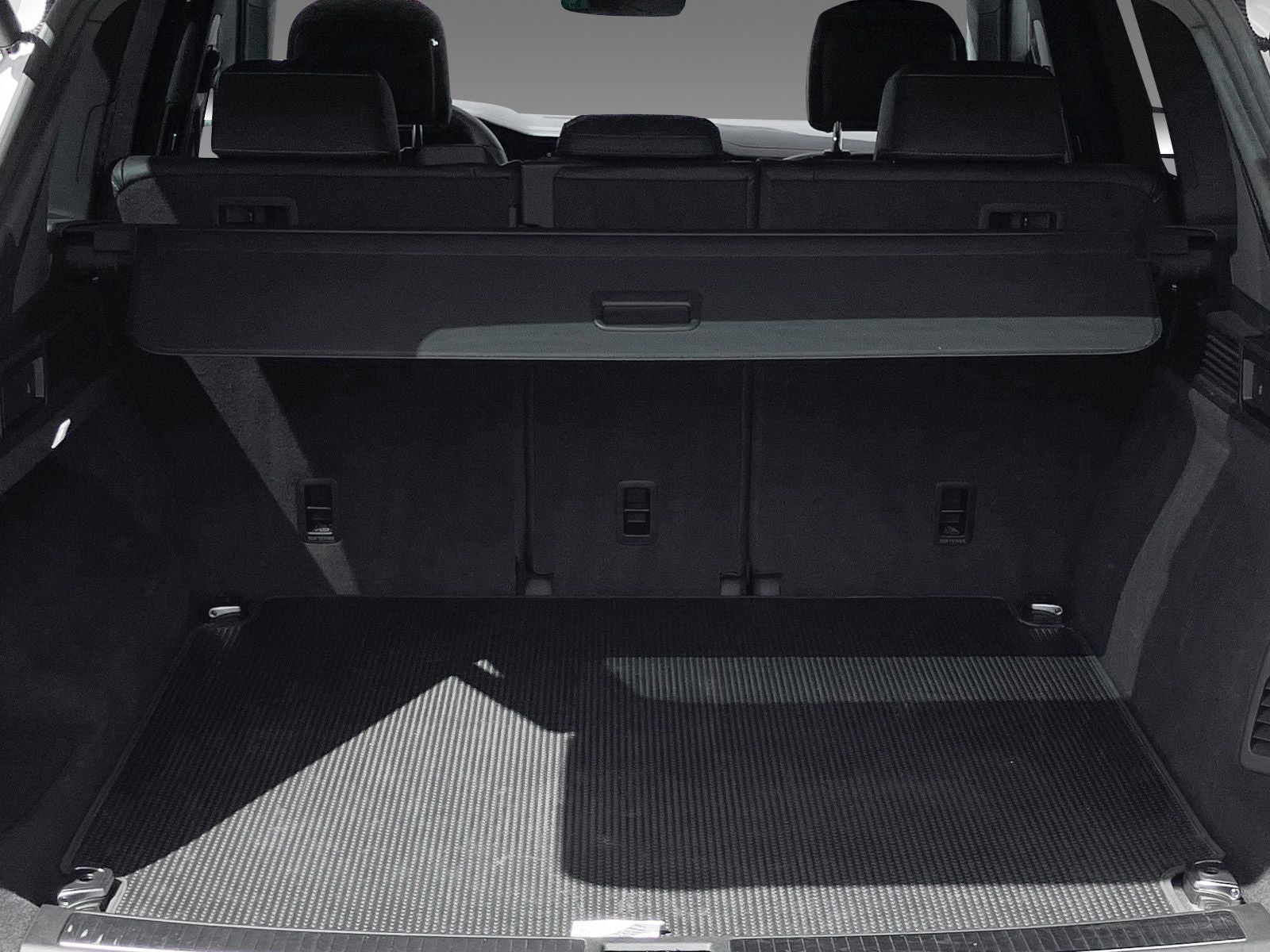 Volkswagen Touareg R-Line 3.0 V6 TDI - Samsaru's Car Outlet