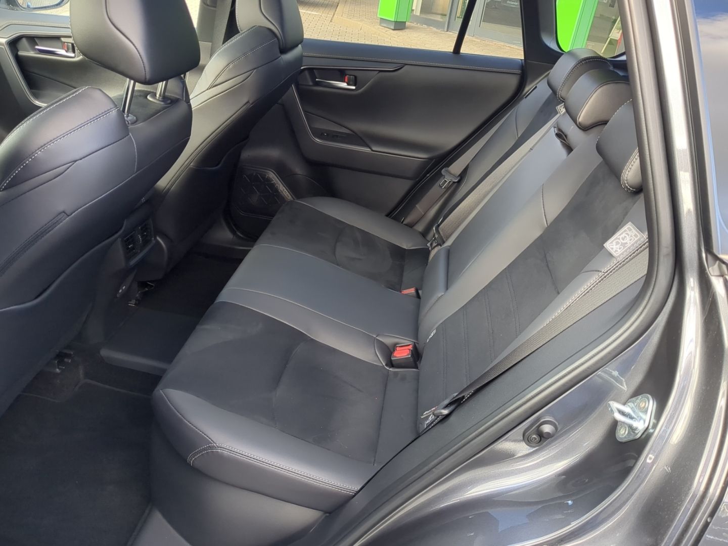 Toyota RAV 4 Plug-in Hybrid 2.5 VVT-i - Samsaru's Car Outlet
