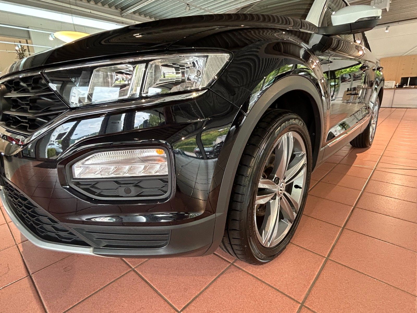 Volkswagen T-ROC 1.5 TSI United - Samsaru's Car Outlet