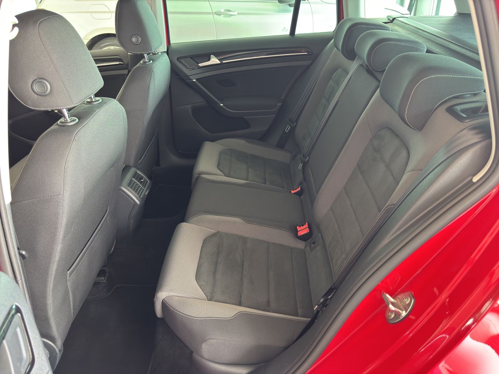 Volkswagen Golf VII Variant 2.0 TDI Highline - Samsaru's Car Outlet