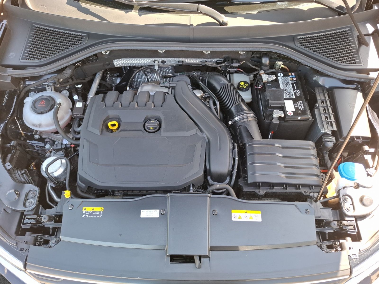 Volkswagen T-Roc TSI R-line DSG - Samsaru's Car Outlet