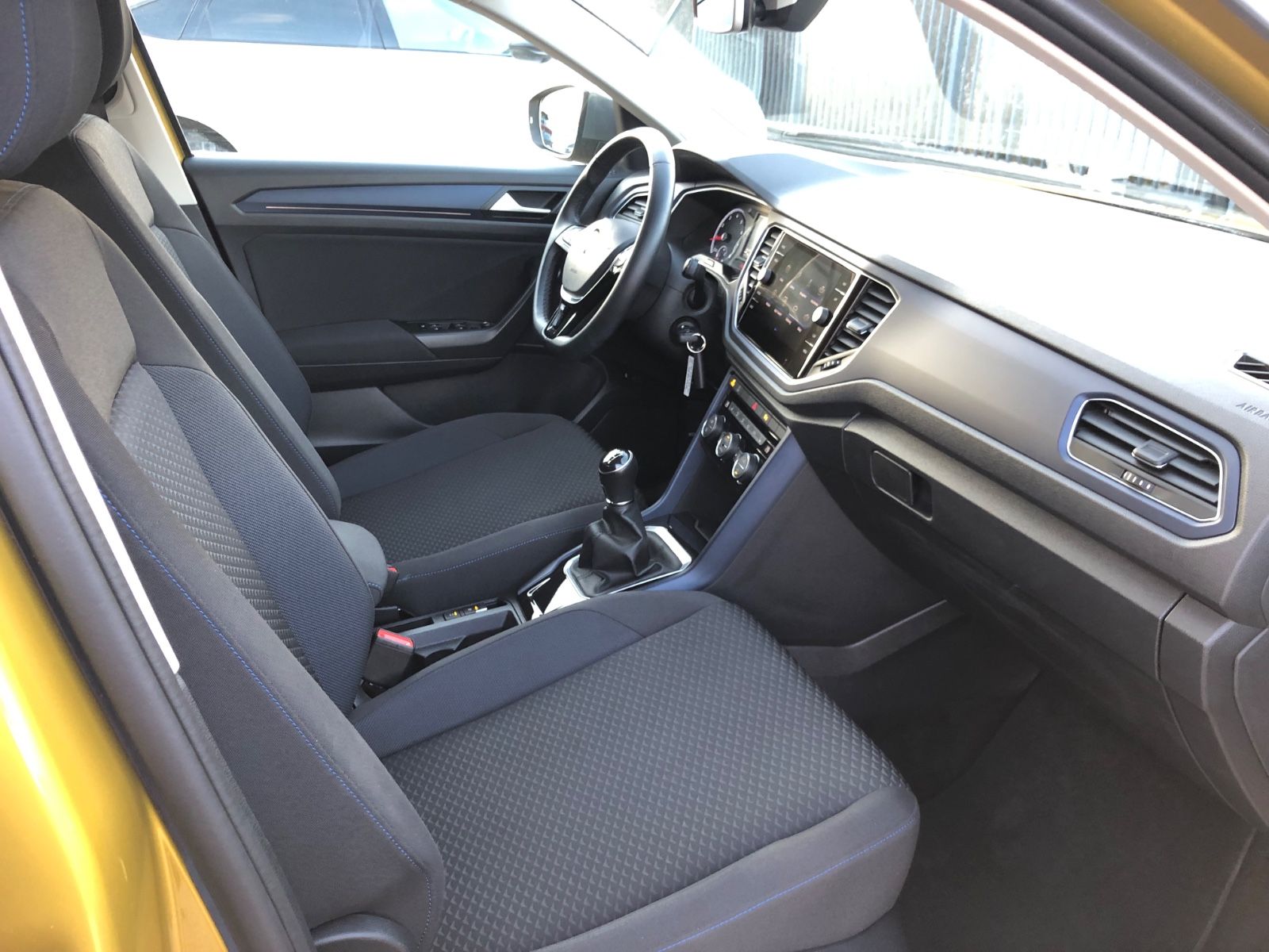 Volkswagen T-Roc United - Samsaru's Car Outlet