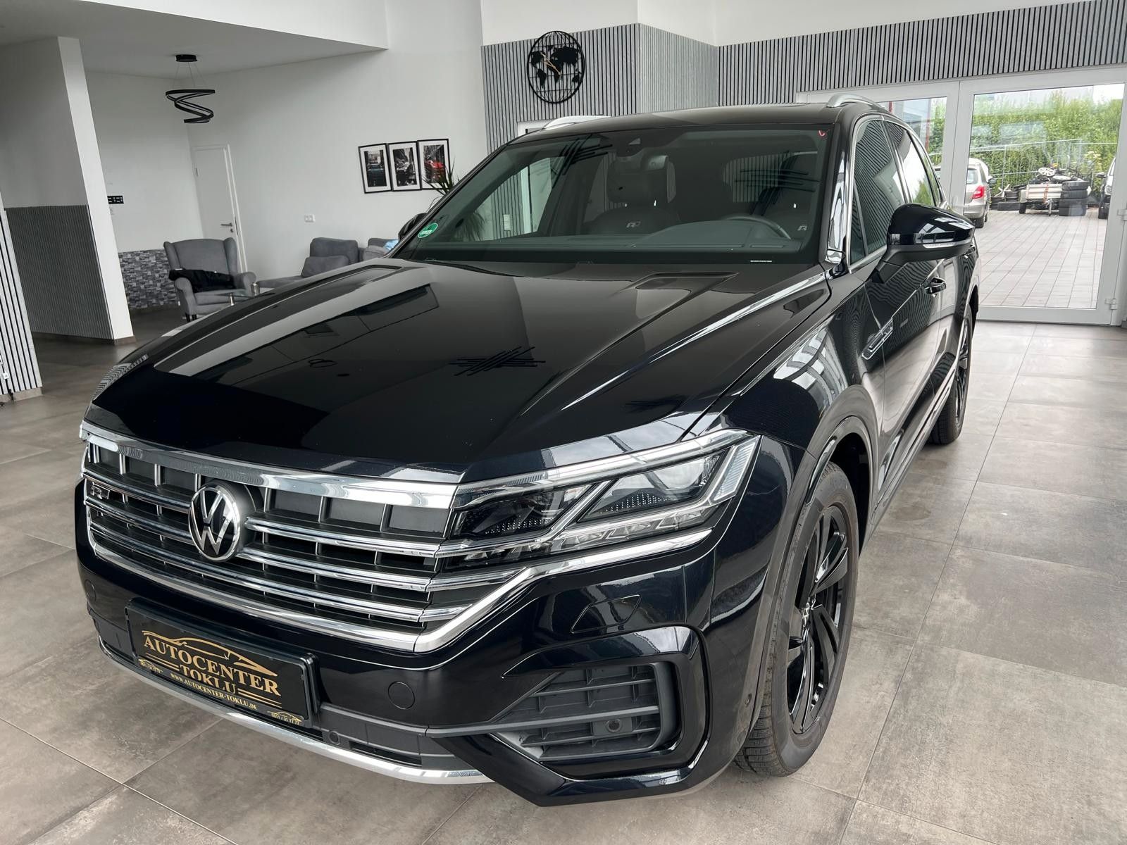 Volkswagen Touareg 3.0 TDI R-Line 4M - Samsaru's Car Outlet