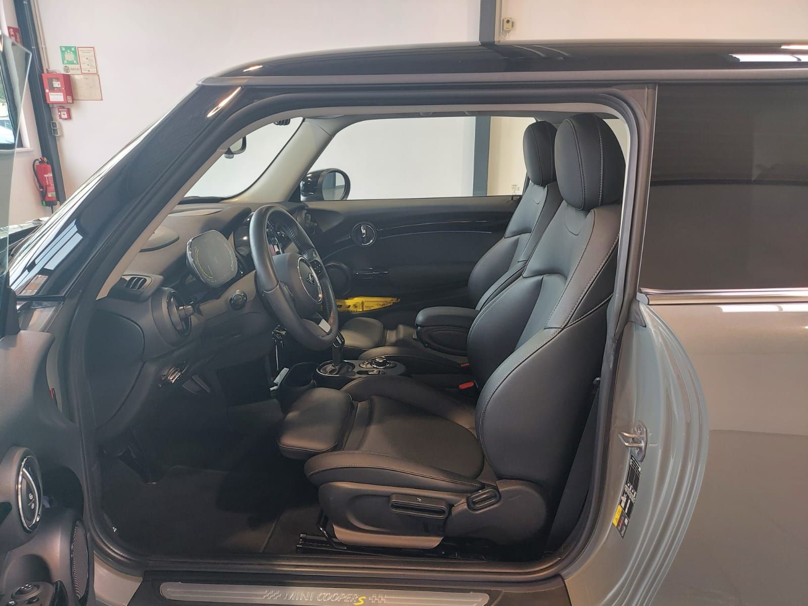 MINI Cooper SE Classic - Samsaru's Car Outlet