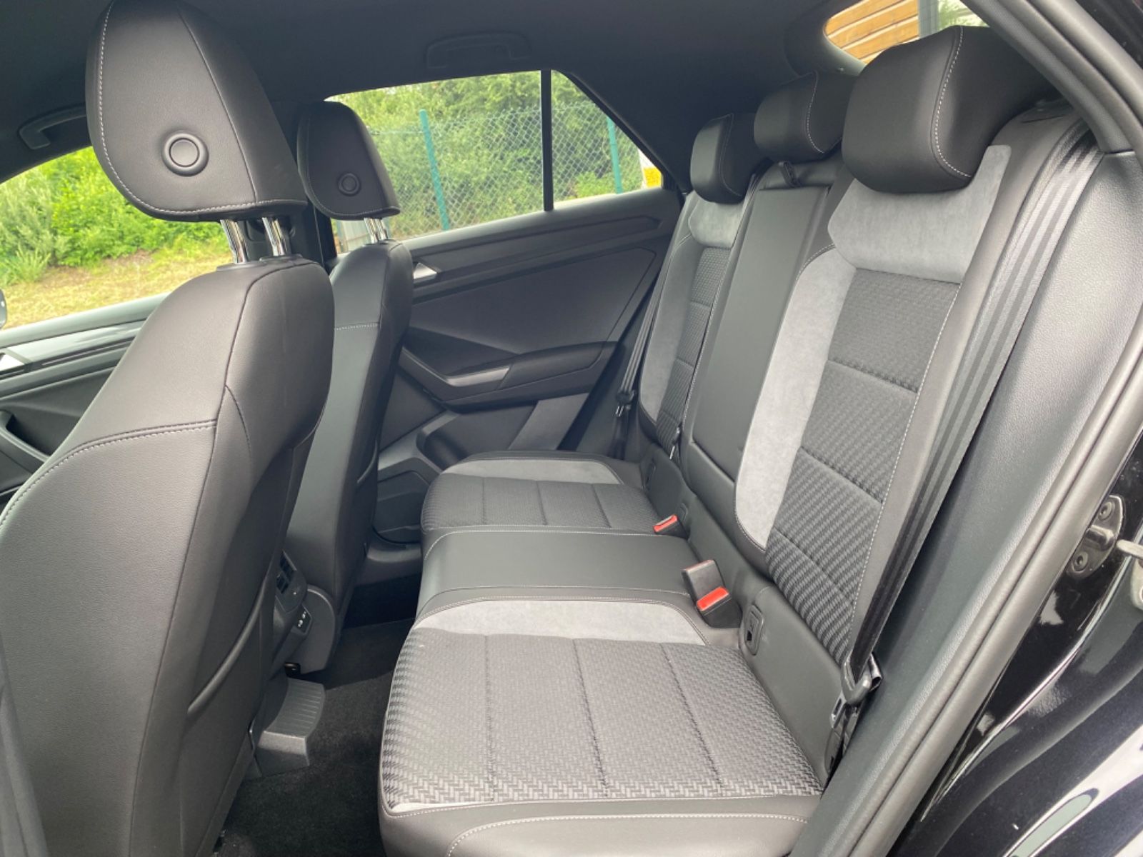 Volkswagen T-Roc 1.5 TSI R-Line - Samsaru's Car Outlet