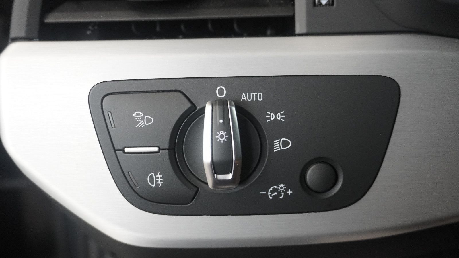 Audi A4 Avant 40 TFSI quattro S line - Samsaru's Car Outlet