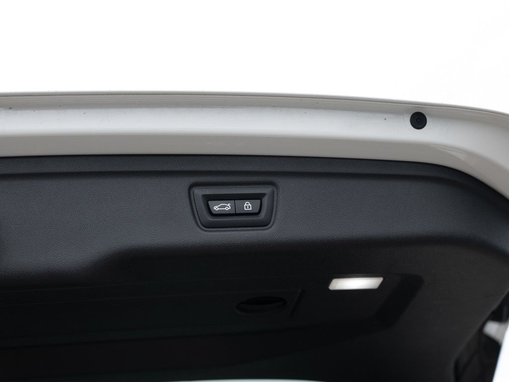 BMW 330e Touring xDrive M-Sport PANO AHK HUD LASER