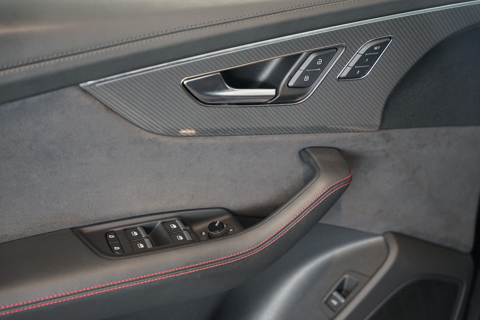 Audi RSQ8 | HuD | Keramik | Pano | 305 km/h | 23"