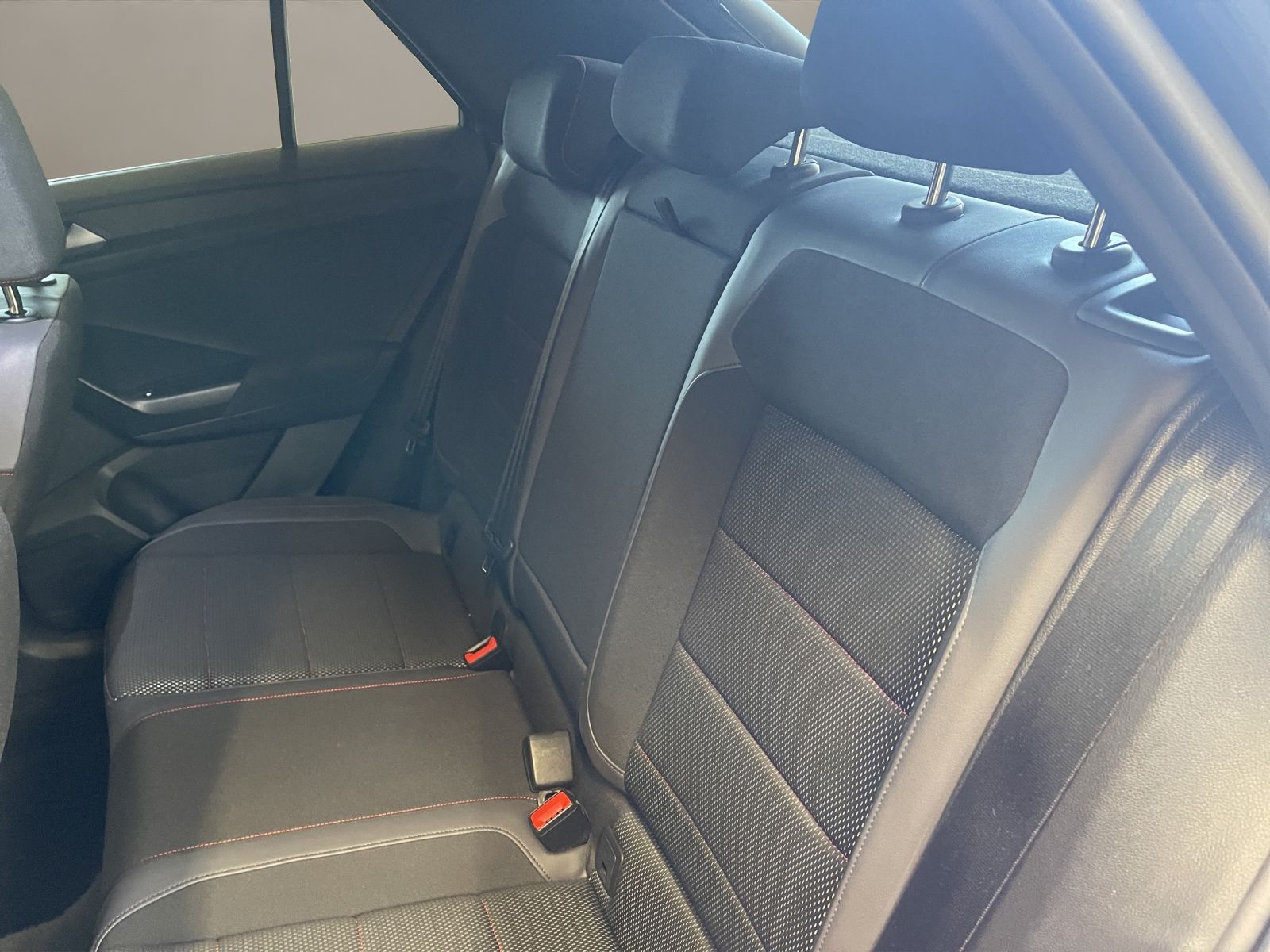 Volkswagen T-Roc 2.0 TDI Sport - Samsaru's Car Outlet