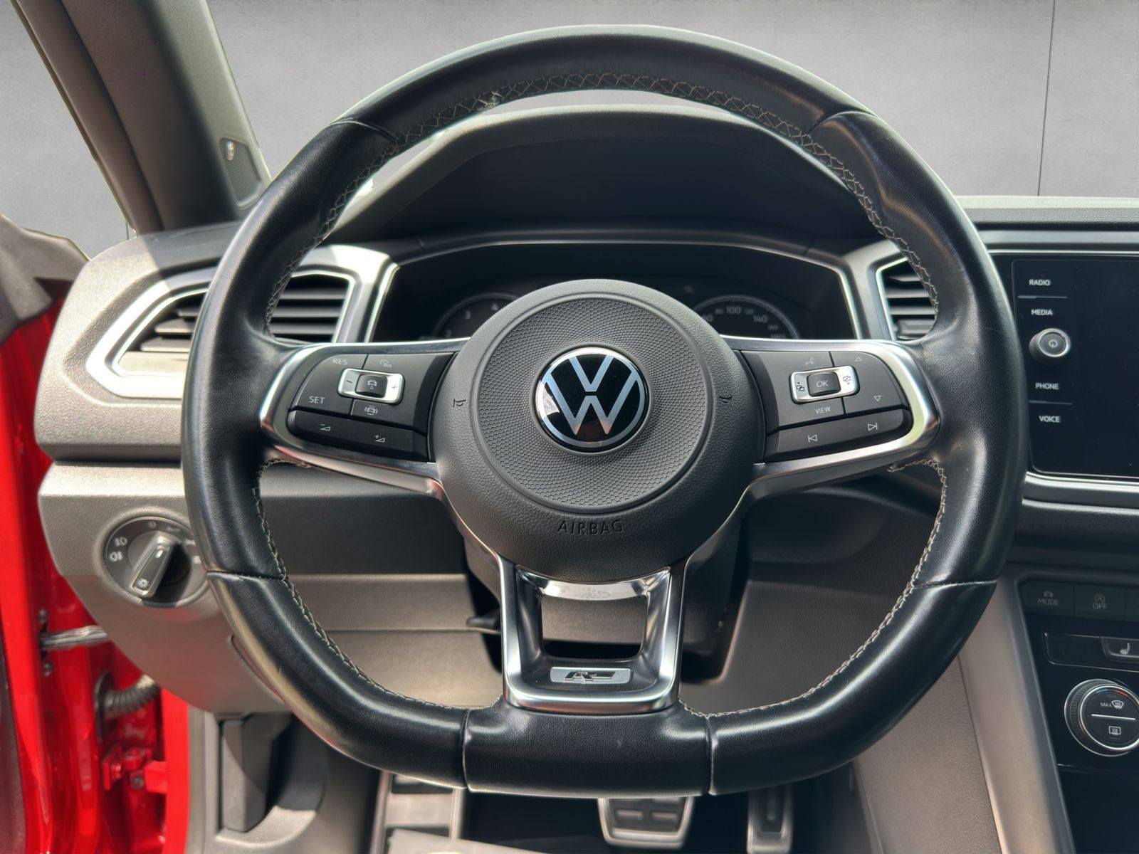Volkswagen T-Roc 1.5 TSI DSG R-Line - Samsaru's Car Outlet