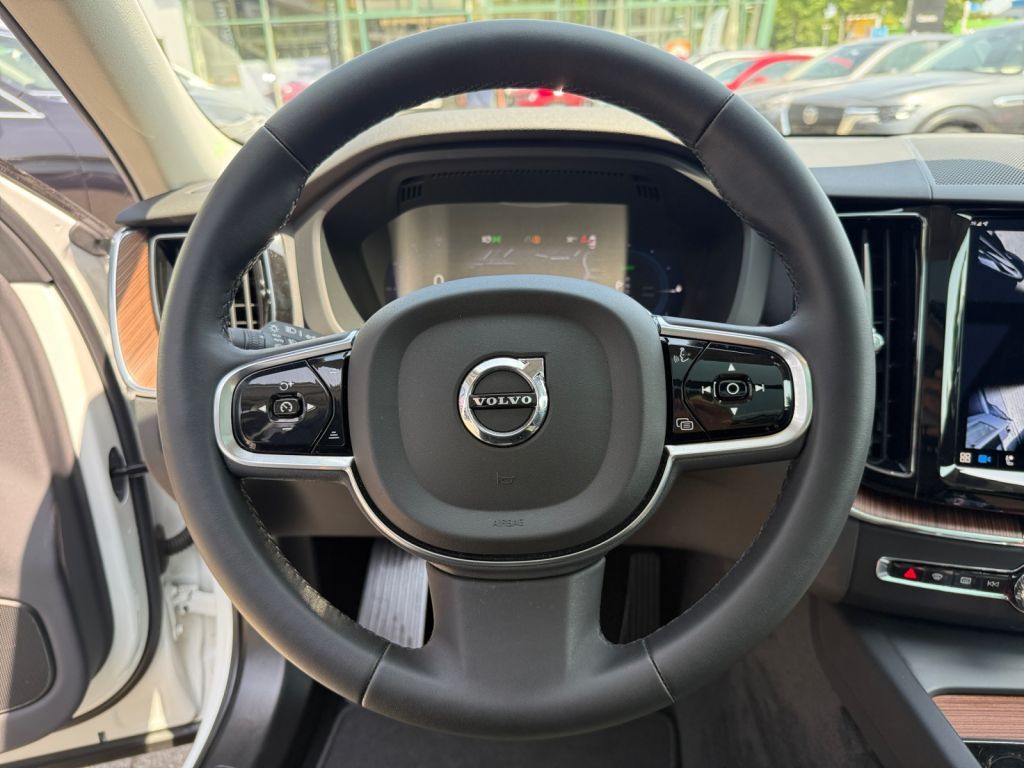 Volvo XC60 T6 AWD Recharge Plus Bright Luftfahrwerk AH