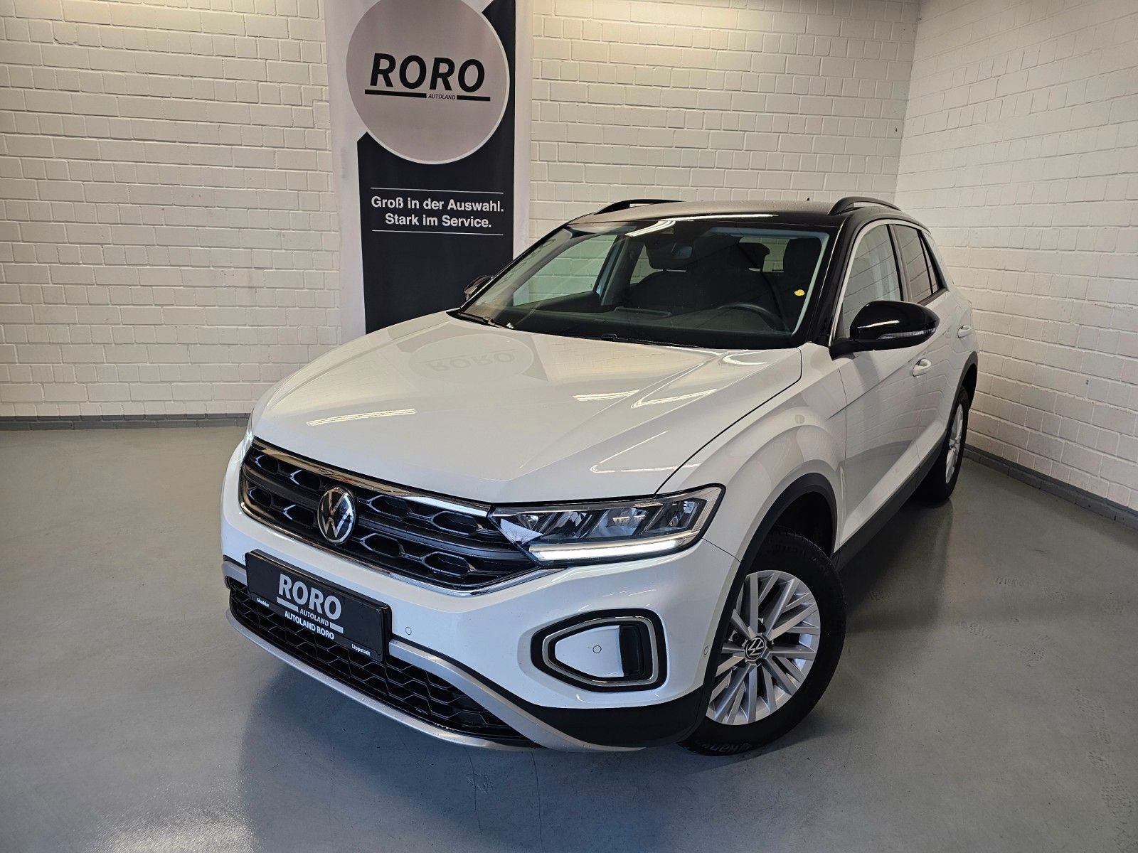 Volkswagen T-Roc 1.5 TSI Life - Samsaru's Car Outlet