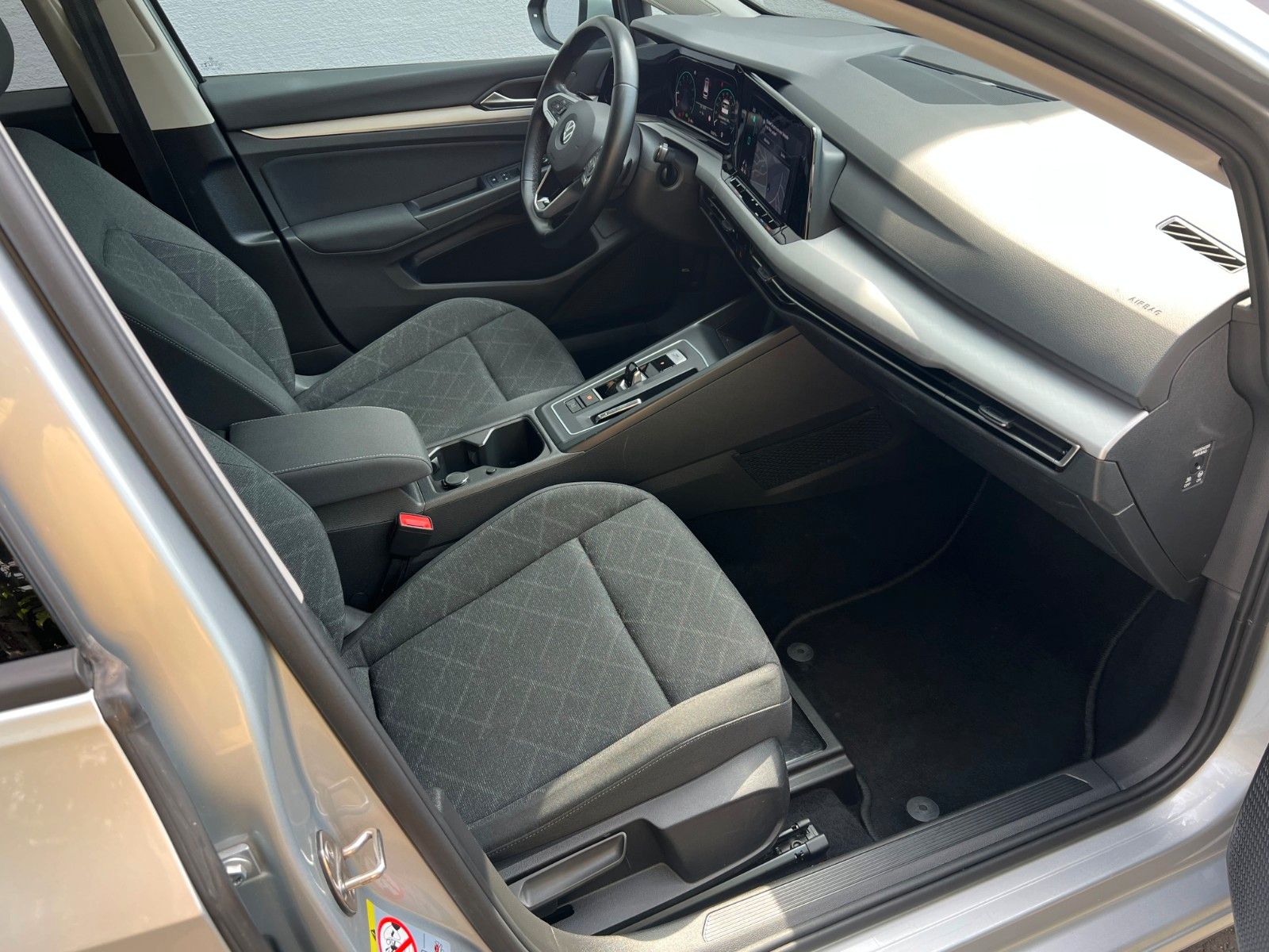 Volkswagen Golf VIII Variant Life eTSI - Samsaru's Car Outlet
