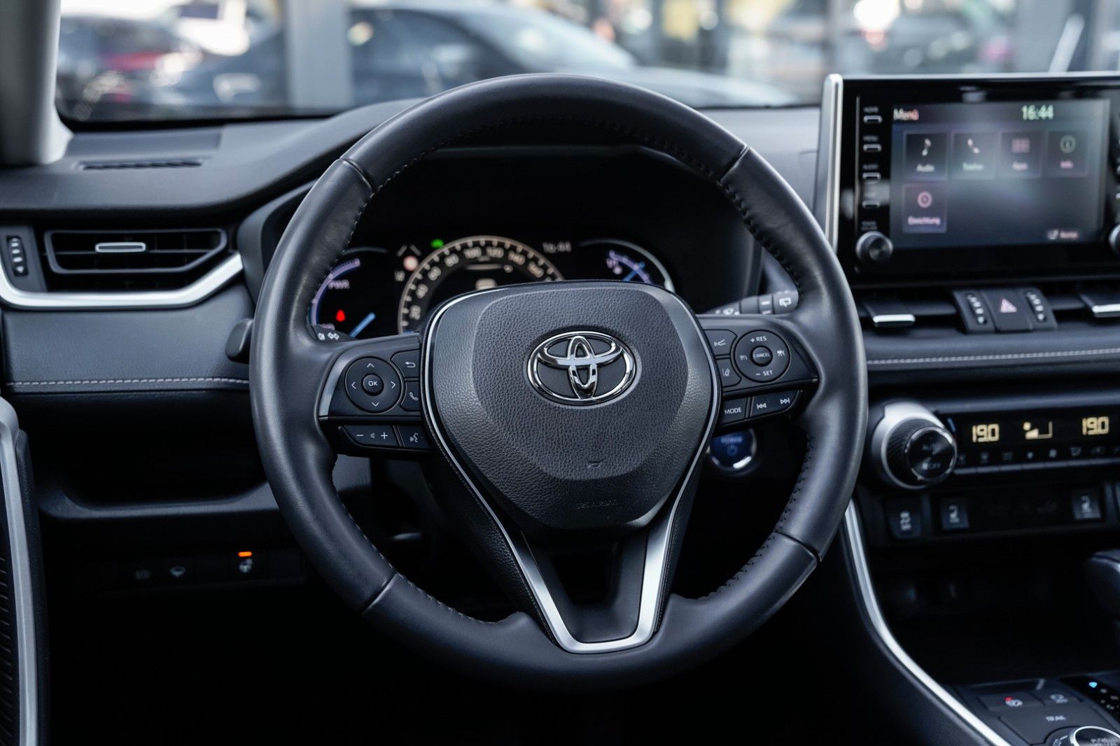 Toyota RAV4 Hybrid 4x4 - Samsaru's Car Outlet