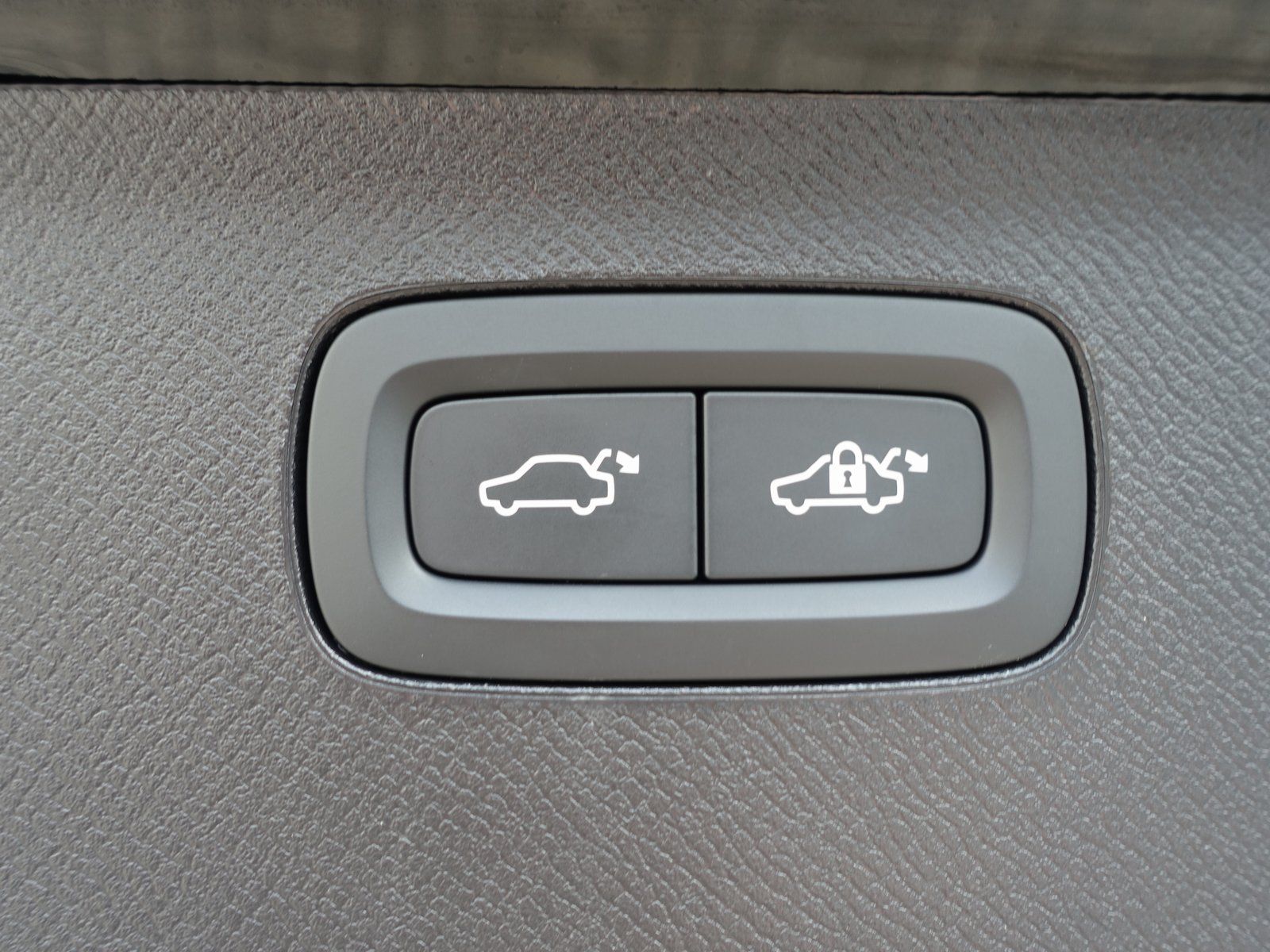 Volvo XC90 Plus Dark T8 AWD Plug-in Hybrid B&W/HUD