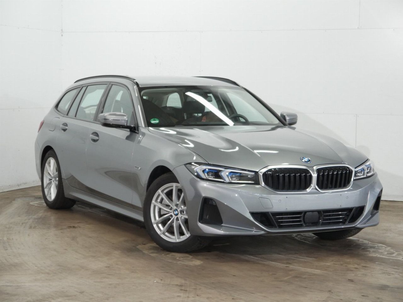 BMW 330 Touring Plug-in Hybrid - Samsaru's Car Outlet