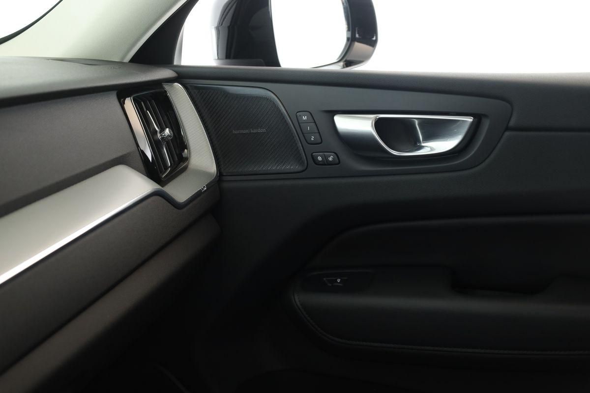 Volvo XC60 B4 AWD Plus Dark LED Pano ACC Kam 21" AHK