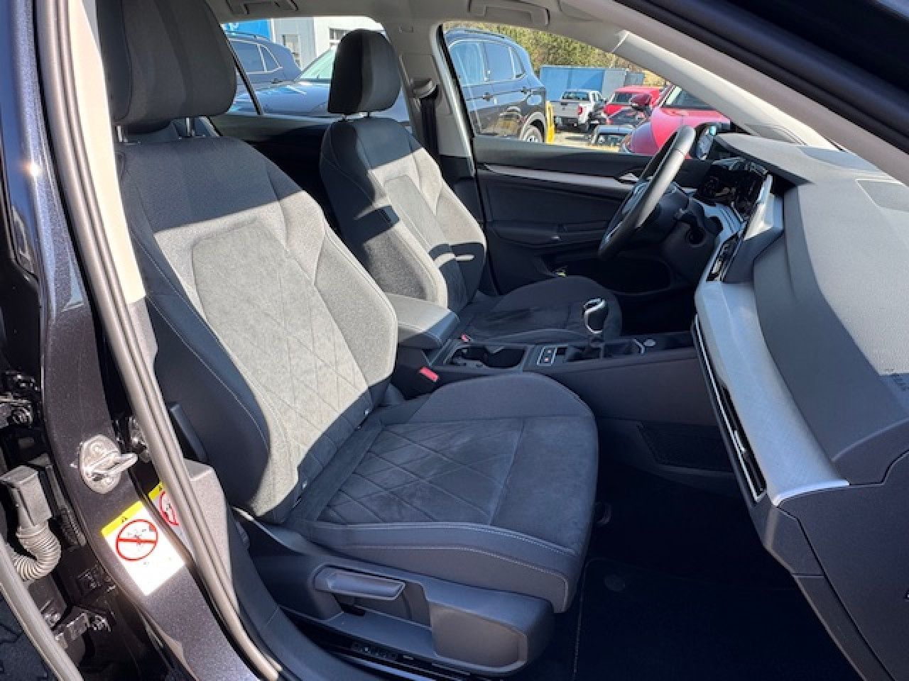 Volkswagen Golf VIII Life 1.5 TSI - Samsaru's Car Outlet
