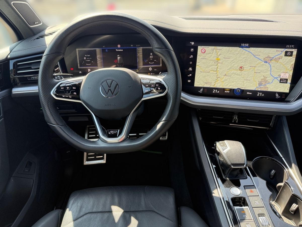Volkswagen Touareg R-LINE Black Style - Samsaru's Car Outlet