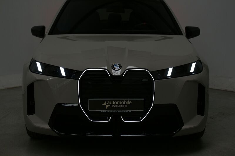 BMW iX M70 xDrive NP 144055.- AHK Pano B&W HuD ACC