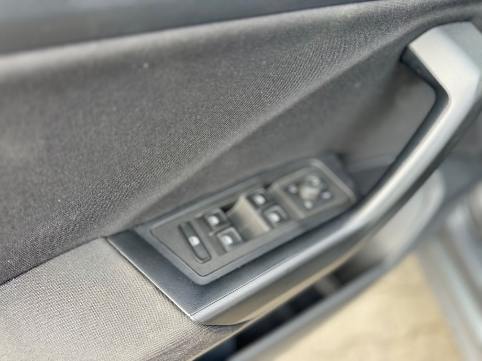 Volkswagen T-Roc Life - Samsaru's Car Outlet