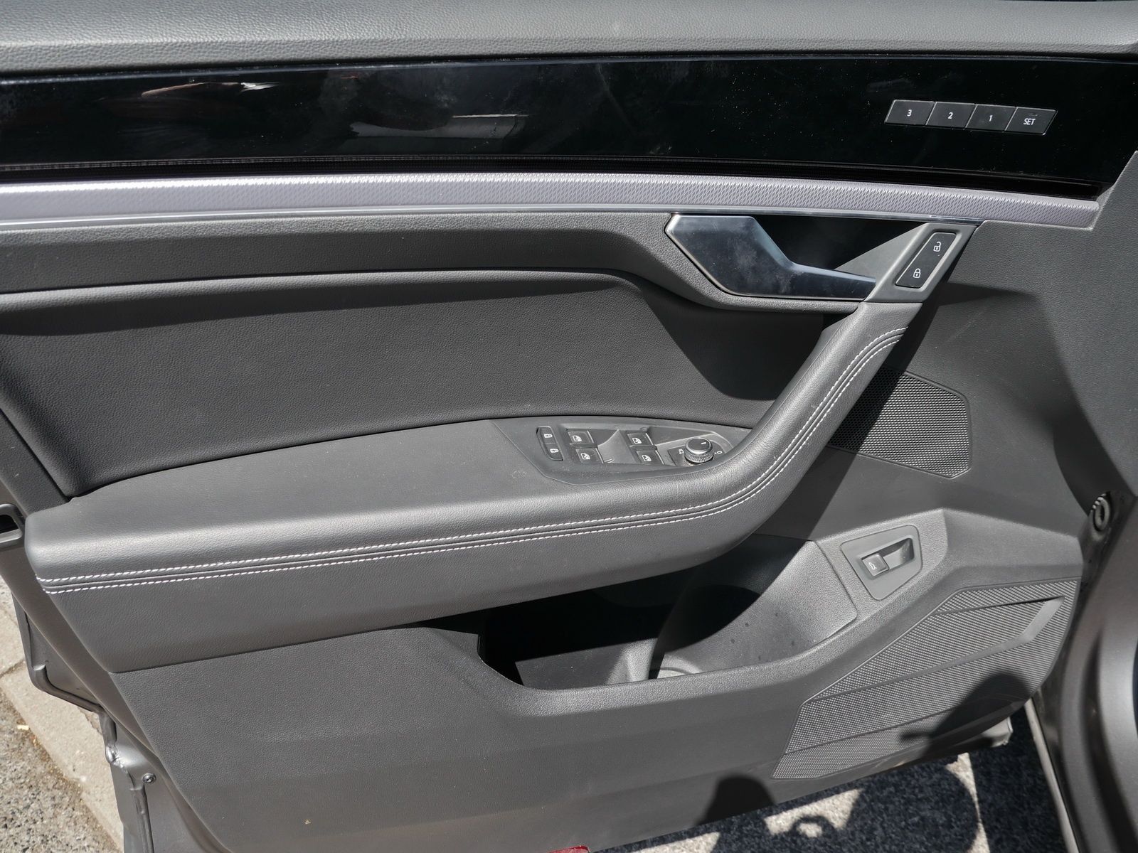 Volkswagen Touareg R-Line 3.0 TDI - Samsaru's Car Outlet