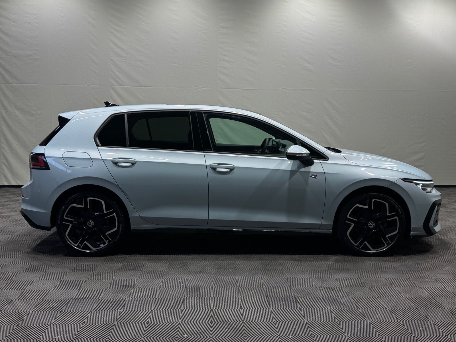Volkswagen Golf R-Line 1.5 eTSI DSG | MATRIX NAVI PANO AHK