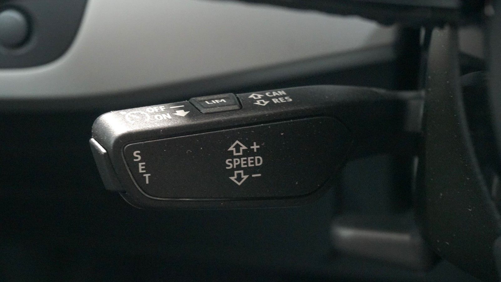 Audi A4 Lim. 40 TFSI S line - Samsaru's Car Outlet