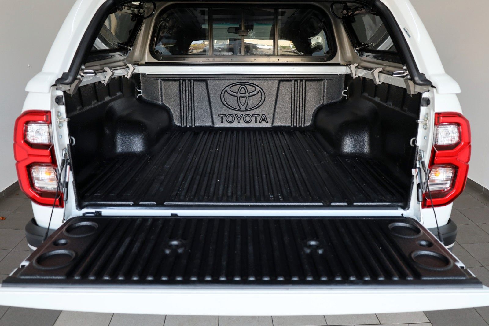 Toyota Hilux 2.8 Executive,Leder,Navi, HardTop,LED,Kam.