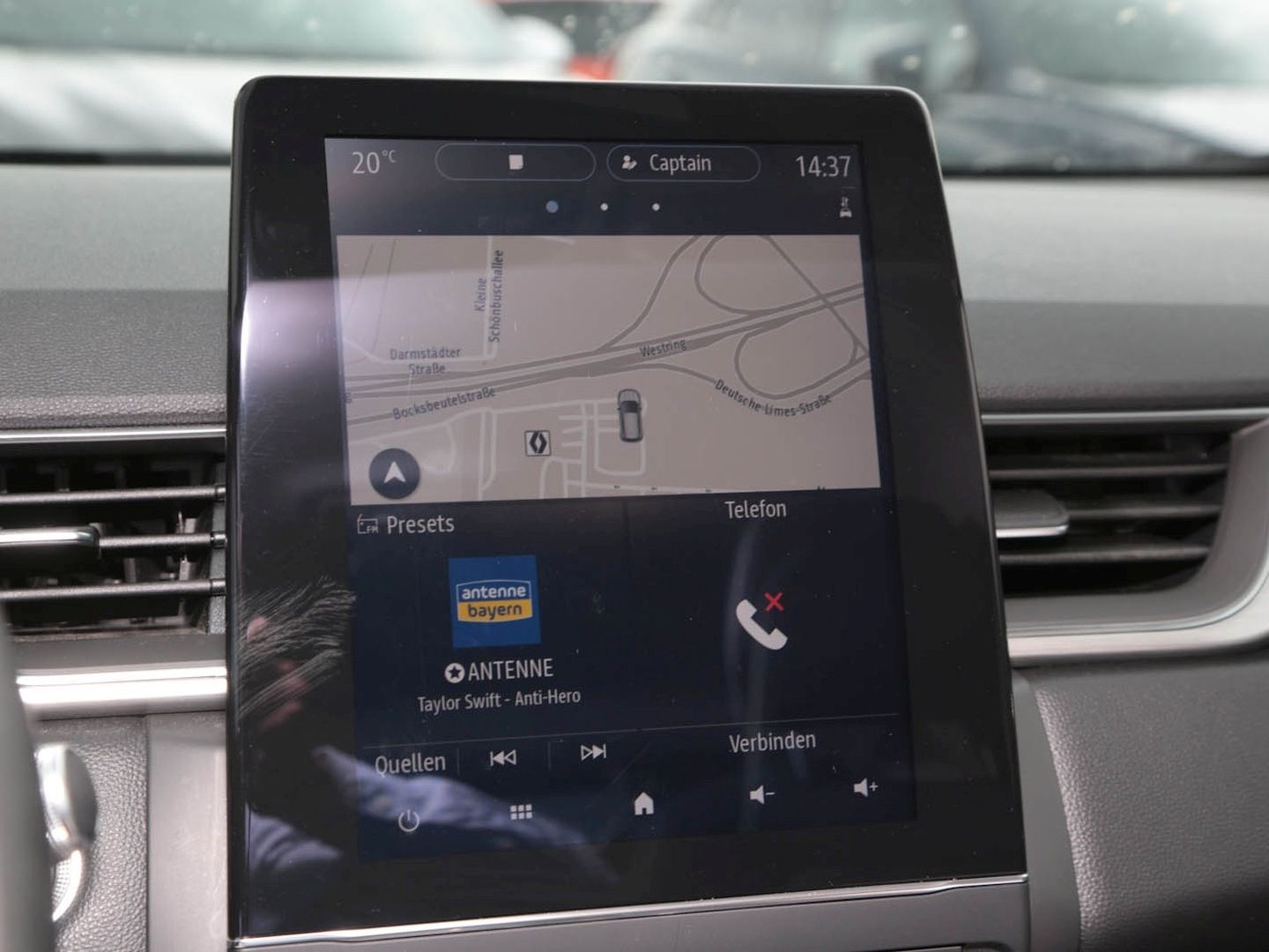 Renault Captur Intens Plug-in Hybrid - Samsaru's Car Outlet