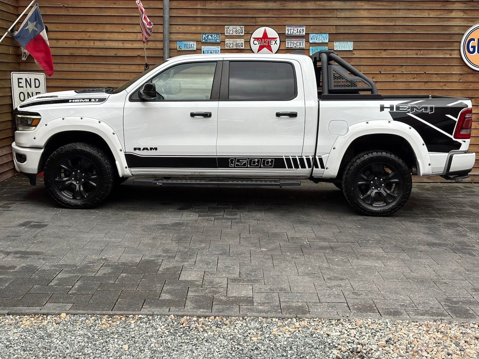 Dodge RAM 1500 Laramie 5,7L 4x4 AHK LPG12´´ Navi Bügel