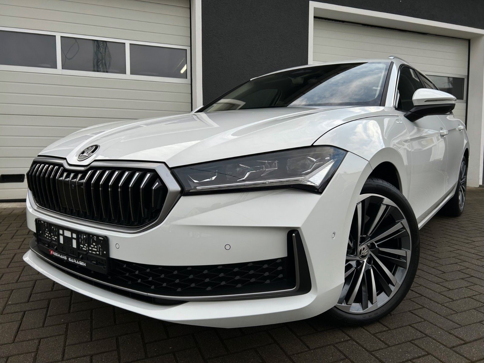 Skoda SUPERB COMBI 4x4 L&K*STHEIZ*VOLL*GARANTIE-2030*