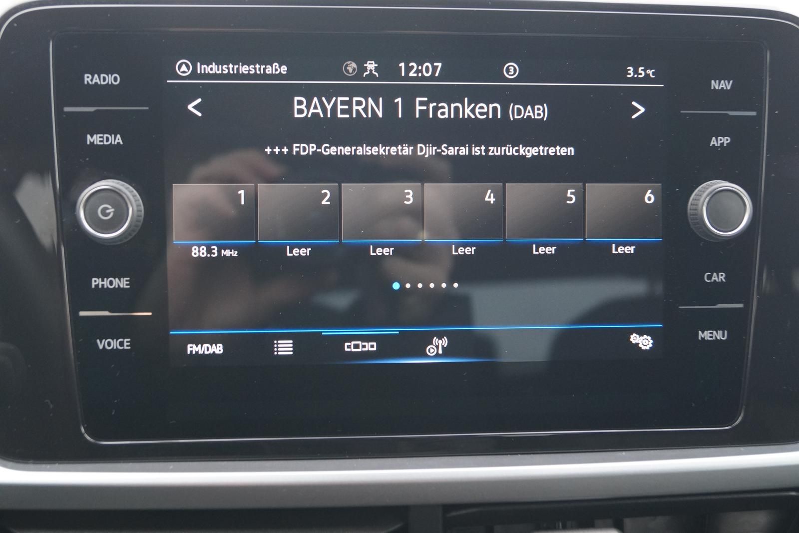 Volkswagen T-Roc Life 1.5 TSI DSG - Samsaru's Car Outlet
