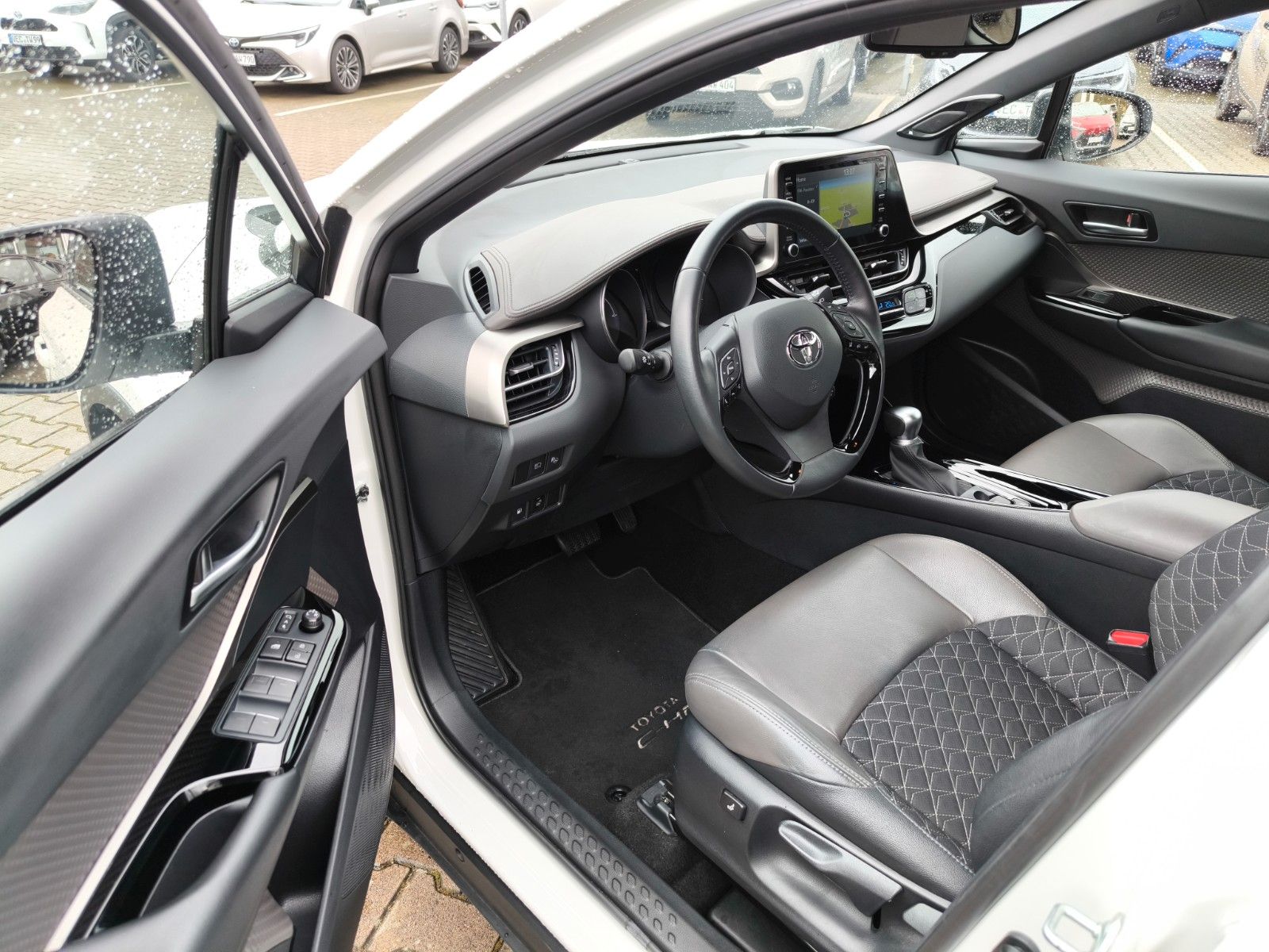 Toyota C-HR Hybrid Lounge - Samsaru's Car Outlet