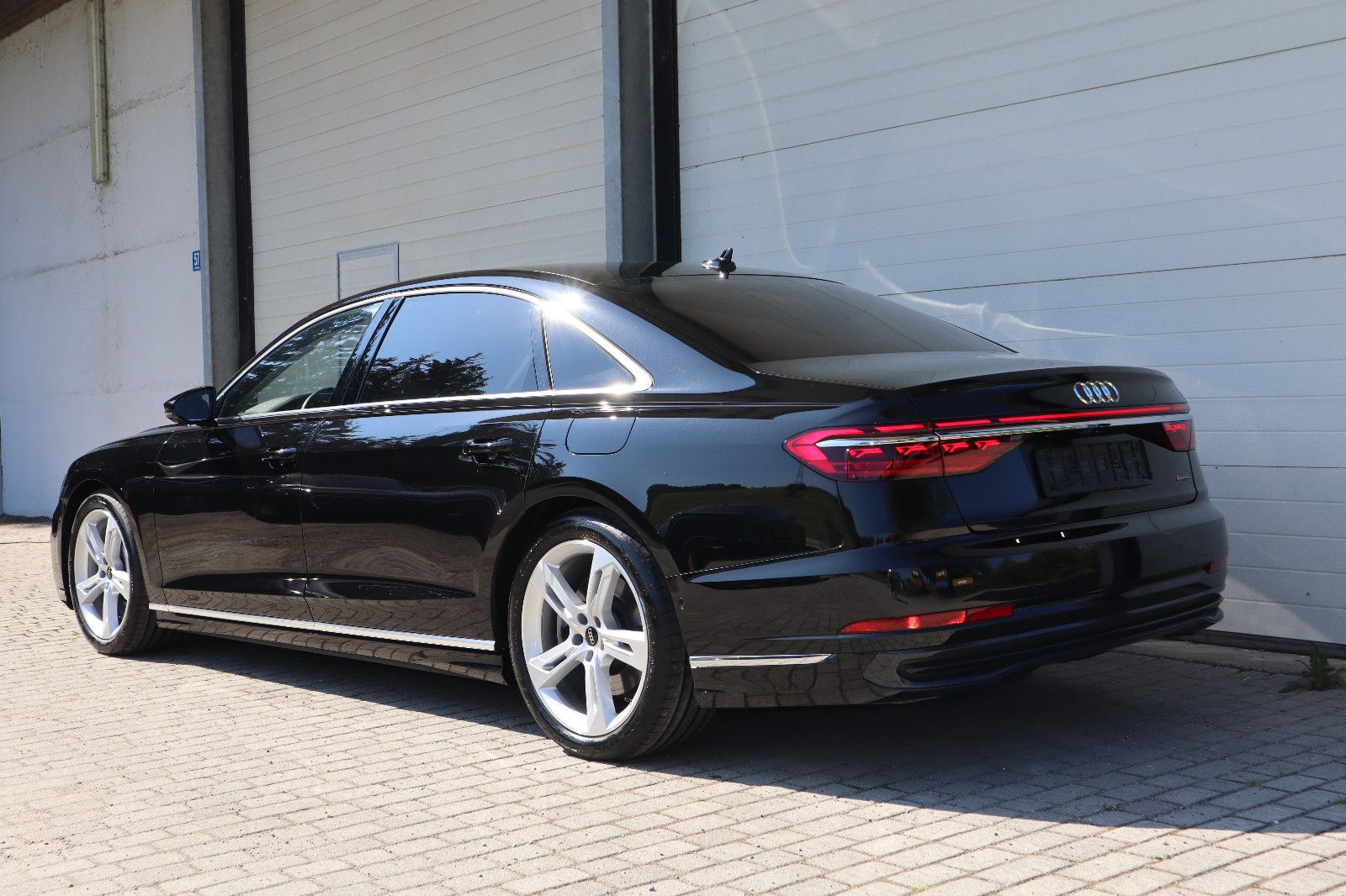 Audi A8L 60 TFSIe lang - Samsaru's Car Outlet