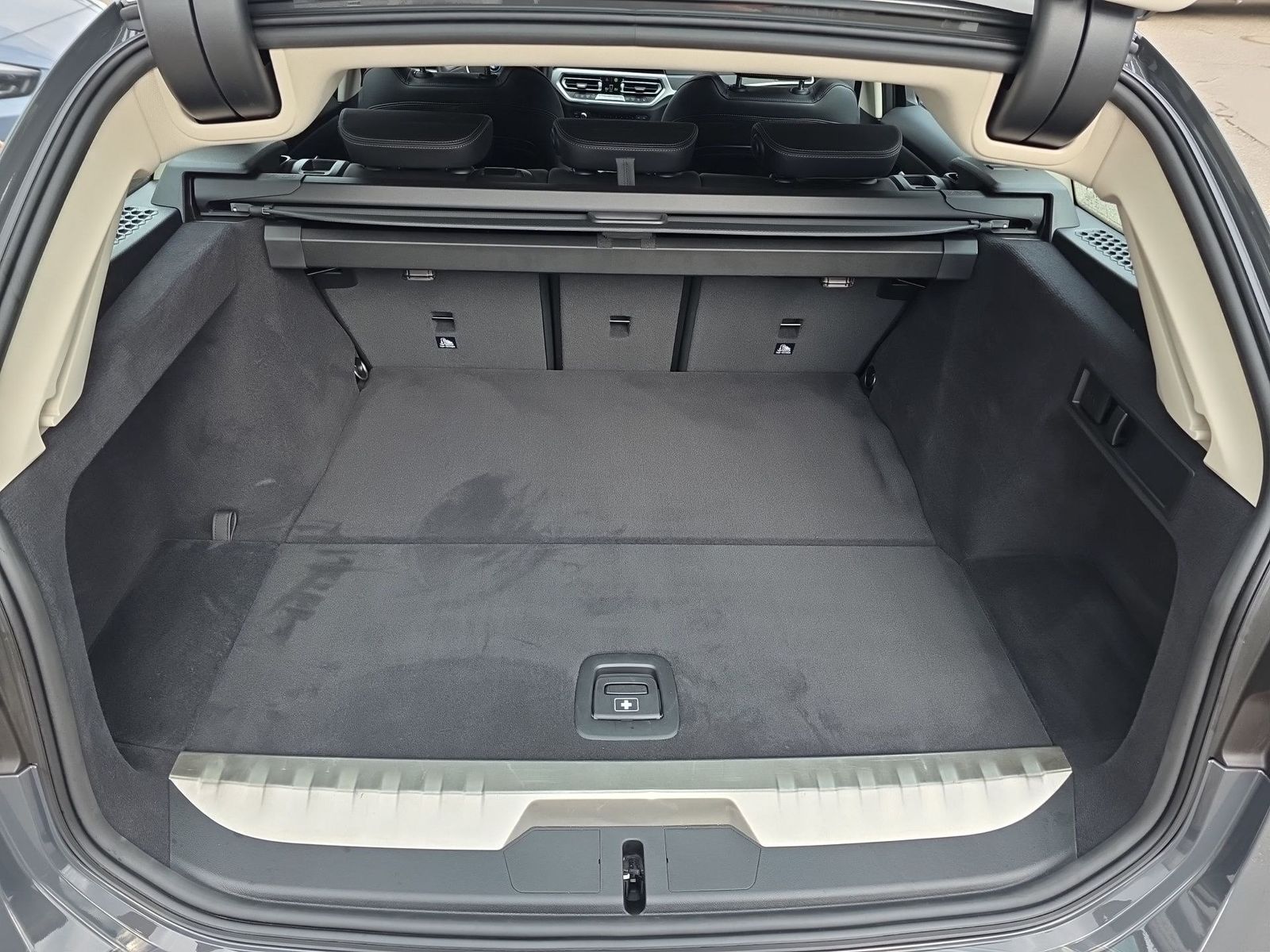 BMW 330e xDrive Touring Luxury-Line - Samsaru's Car Outlet