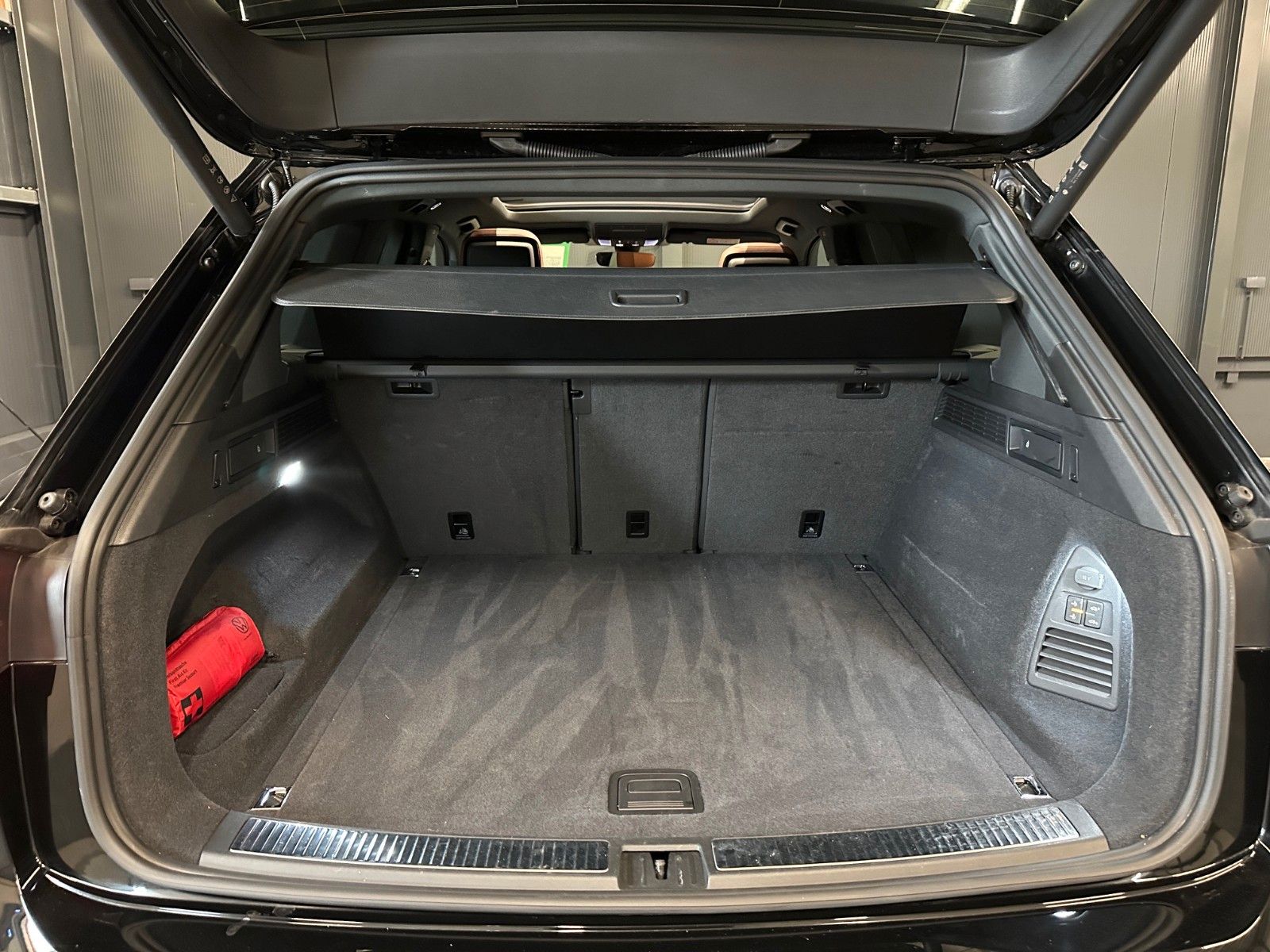 Volkswagen Touareg R-Line 4M - Samsaru's Car Outlet