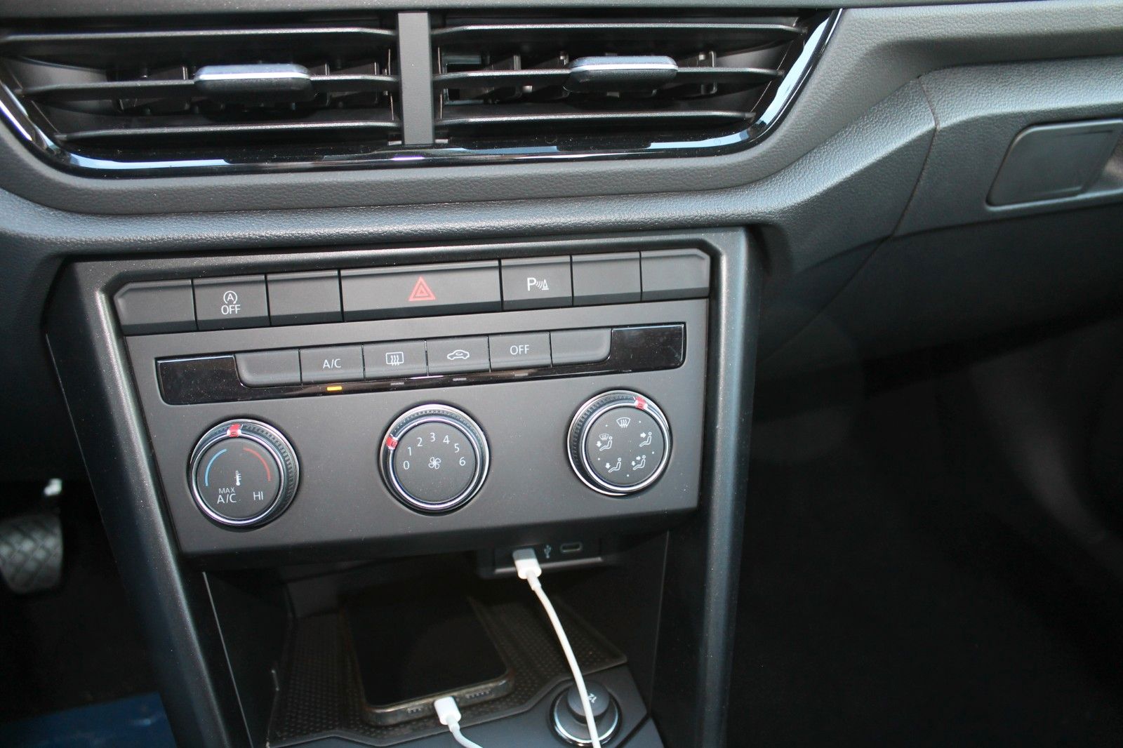 Volkswagen T-Roc 1.0 TSi - Samsaru's Car Outlet